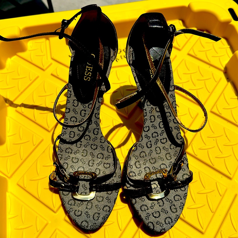 Women’s heels by Guess size 91/2. Cross cross strappy front.